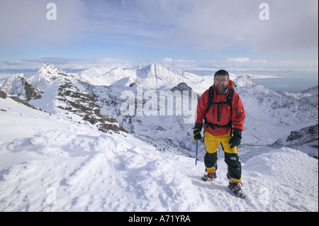 Kletterer auf Bruach Na Frithe, Cuillin Grat, Isle Of Skye, Schottland, UK, in voller Winterbedingungen Stockfoto