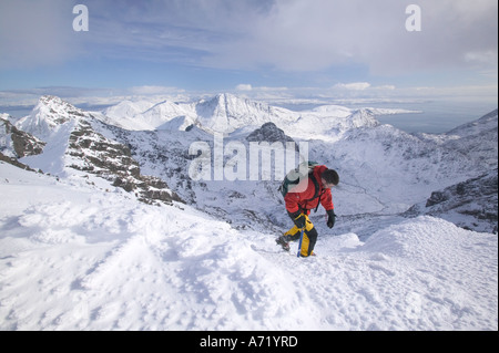 Kletterer auf Bruach Na Frithe, Cuillin Grat, Isle Of Skye, Schottland, UK, in voller Winterbedingungen Stockfoto