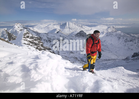 Kletterer auf Bruach Na Frithe, Cuillin Grat, Isle Of Skye, Schottland, UK, in voller Winterbedingungen Stockfoto