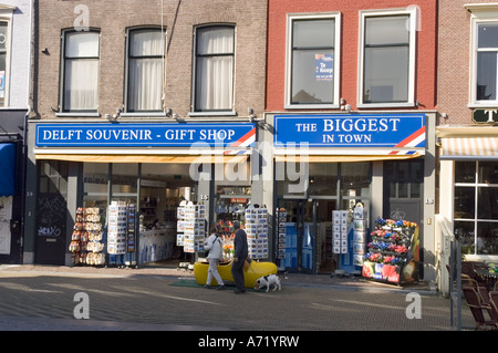 Delft Souvenir Souvenir Shop, der größte der Stadt, befindet sich am Markt Square in Delft, Südholland und bietet traditionelle holländische Artikel. Stockfoto
