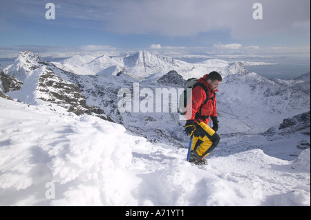 ein Bergsteiger auf Bruach Na Frithe, Cuillin Grat, Isle Of Skye, Schottland, Vereinigtes Königreich, im Winter Stockfoto