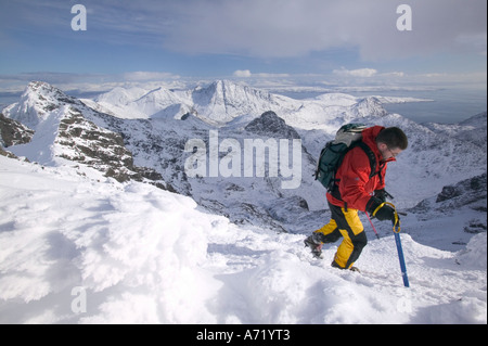 ein Bergsteiger auf Bruach Na Frithe, Cuillin Grat, Isle Of Skye, Schottland, Vereinigtes Königreich, im Winter Stockfoto