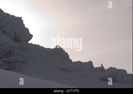 ein Bergsteiger auf den Westgrat des Bruach Na Frithe, Cuillin Grat, Isle Of Skye, Schottland, Vereinigtes Königreich, im Winter Stockfoto