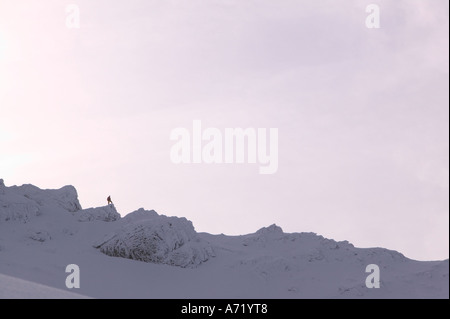 ein Bergsteiger auf den Westgrat des Bruach Na Frithe, Cuillin Grat, Isle Of Skye, Schottland, Vereinigtes Königreich, im Winter Stockfoto