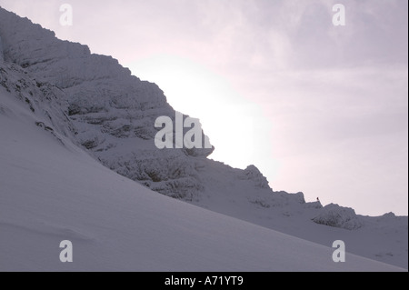 ein Bergsteiger auf den Westgrat des Bruach Na Frithe, Cuillin Grat, Isle Of Skye, Schottland, Vereinigtes Königreich, im Winter Stockfoto