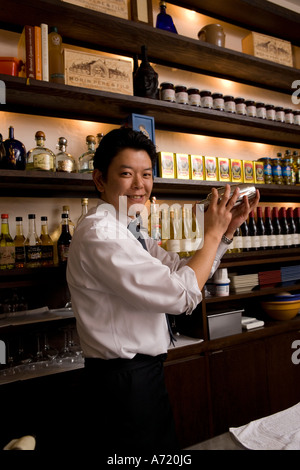 Barkeeper mixen trinken Stockfoto