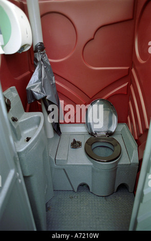 im Inneren eine tragbare Toilette auf einem Festival in einem wie Glastonbury Stockfoto