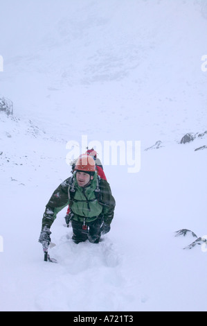 Kletterer in der große Stein schießen auf Sgurr Alasdair, Cuillin Ridge in vollen Winter Bedingungen, Isle Of Skye, Schottland, Großbritannien Stockfoto