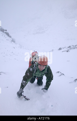 Kletterer in der große Stein schießen auf Sgurr Alasdair, Cuillin Ridge in vollen Winter Bedingungen, Isle Of Skye, Schottland, Großbritannien Stockfoto