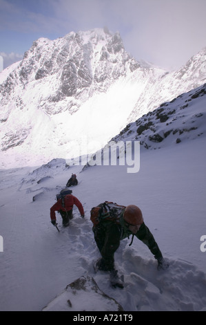 Kletterer in der große Stein schießen auf Sgurr Alasdair, Cuillin Ridge in vollen Winter Bedingungen, Isle Of Skye, Schottland, Großbritannien Stockfoto