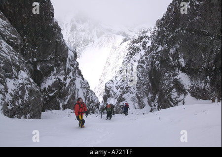 Kletterer in der große Stein schießen auf Sgurr Alasdair, Cuillin Ridge in vollen Winter Bedingungen, Isle Of Skye, Schottland, Großbritannien Stockfoto