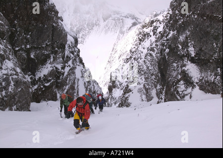 Kletterer in der große Stein schießen auf Sgurr Alasdair, Cuillin Ridge in vollen Winter Bedingungen, Isle Of Skye, Schottland, Großbritannien Stockfoto