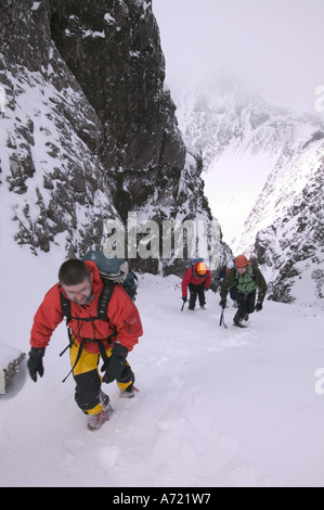 Kletterer in der große Stein schießen auf Sgurr Alasdair, Cuillin Ridge in vollen Winter Bedingungen, Isle Of Skye, Schottland, Großbritannien Stockfoto