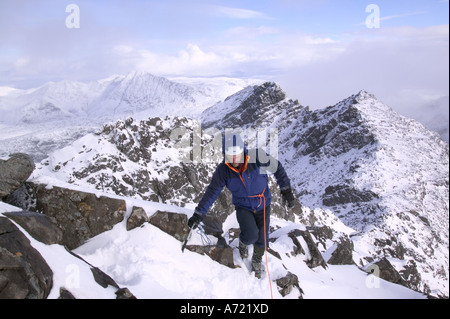 ein Bergsteiger auf Sgurr Alasdair, Cuillin Ridge in vollen Winter Bedingungen, Isle Of Skye, Schottland, Großbritannien Stockfoto