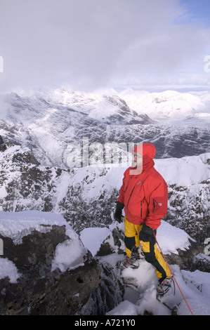 ein Bergsteiger auf Sgurr Alasdair, Cuillin Ridge in vollen Winter Bedingungen, Isle Of Skye, Schottland, Großbritannien Stockfoto