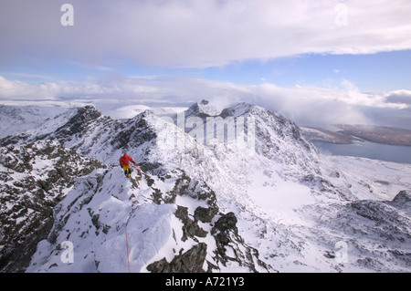 ein Bergsteiger auf Sgurr Alasdair, Cuillin Ridge in vollen Winter Bedingungen, Isle Of Skye, Schottland, Großbritannien Stockfoto