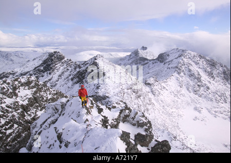 ein Bergsteiger auf dem Gipfel des Sgurr Alasdair, der höchste Gipfel in der Cuillin Ridge, ein Munro auf Skye, Schottland, UK Stockfoto