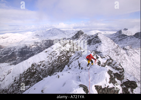 ein Bergsteiger auf dem Gipfel des Sgurr Alasdair, der höchste Gipfel in der Cuillin Ridge, ein Munro auf Skye, Schottland, UK Stockfoto