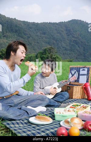 Vater und Sohn mit Picknick