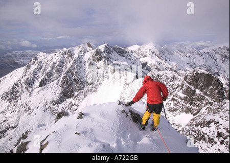 ein Bergsteiger auf dem Gipfel des Sgurr Alasdair, der höchste Gipfel in der Cuillin Ridge, ein Munro auf Skye, Schottland, UK Stockfoto