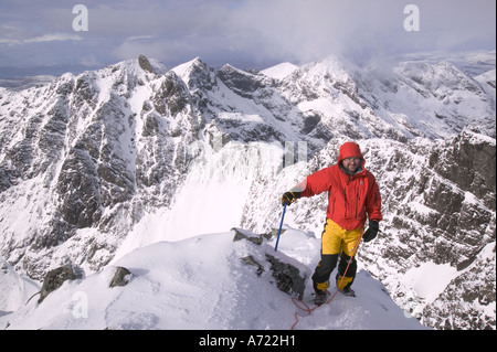 ein Bergsteiger auf dem Gipfel des Sgurr Alasdair, der höchste Gipfel in der Cuillin Ridge, ein Munro auf Skye, Schottland, UK Stockfoto