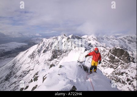 ein Bergsteiger auf dem Gipfel des Sgurr Alasdair, der höchste Gipfel in der Cuillin Ridge, ein Munro auf Skye, Schottland, UK Stockfoto