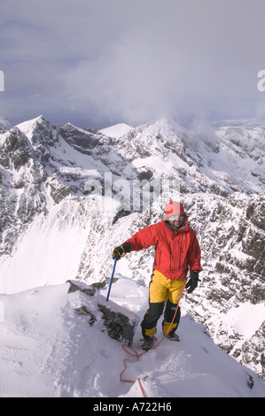 ein Bergsteiger auf dem Gipfel des Sgurr Alasdair, der höchste Gipfel in der Cuillin Ridge, ein Munro auf Skye, Schottland, UK Stockfoto