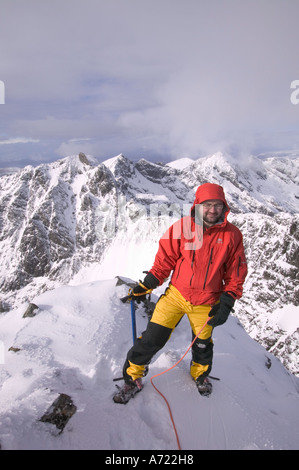 ein Bergsteiger auf dem Gipfel des Sgurr Alasdair, der höchste Gipfel in der Cuillin Ridge, ein Munro auf Skye, Schottland, UK Stockfoto