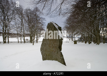 Im Schnee am Schloten Cairns historische Stätte in der Nähe von Culloden Inverness Schottland stehen Stein Stockfoto
