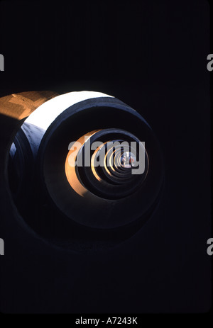 eine Zusammenfassung von zwei Männern, die durch eine Reihe von Rohren gesehen. Stockfoto