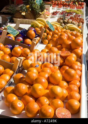 Vibrantly farbigen Blutorangen auf dem Cours Saleya Markt in der Altstadt von Nizza an der Cote d ' Azur, Côte d ' Azur, Frankreich Stockfoto