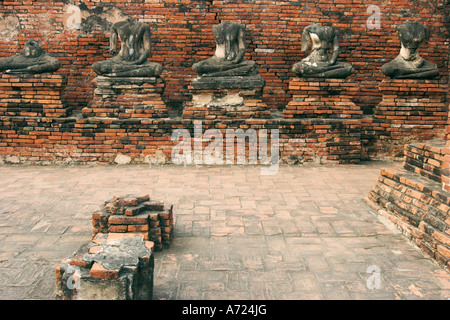 Überreste von Buddha Bilder in Wat Chai Wattanaram, buddhistische Tempel in Ayutthaya, während der birmanischen Invasion ruiniert. Thailand. Stockfoto