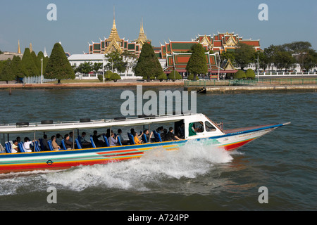 Tour Boot mit Touristen und Geschäftsreisende, die von der Grand Palace auf den Fluss Chao Phraya. Bangkok, Thailand. Stockfoto