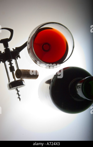 Weinglas mit roten Wein Bootle Korkenzieher und Kork Stockfoto