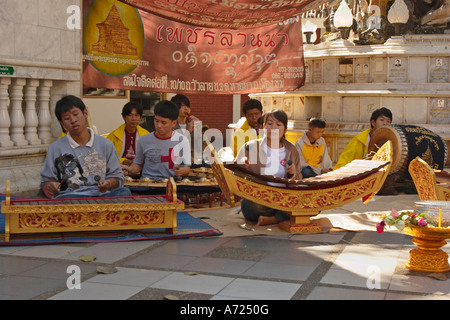 Lokale Musiker spielen traditionelle thailändische Musikinstrumente in Wat Phrathat Doi Suthep, eine hoch verehrten buddhistischen Tempel in Chi Stockfoto