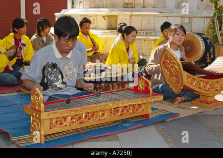 Lokale Musiker spielen traditionelle Thai Instrumente in Wat Phrathat Doi Suthep, eine hoch verehrten buddhistischen Tempel in Chiang Mai, Stockfoto