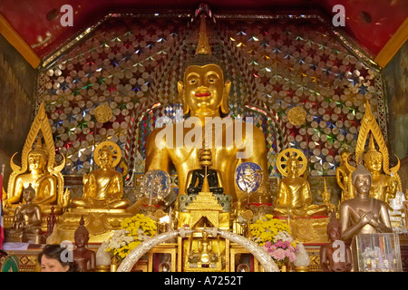 Große Buddha-Statue im Wat Phrathat Doi Suthep, eine hoch verehrten buddhistischen Tempel in Chiang Mai, Thailand. Stockfoto