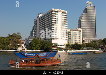 Das Oriental Hotel Gebäude wie von Chao Phraya Fluss gesehen. Bangkok, Thailand. Stockfoto
