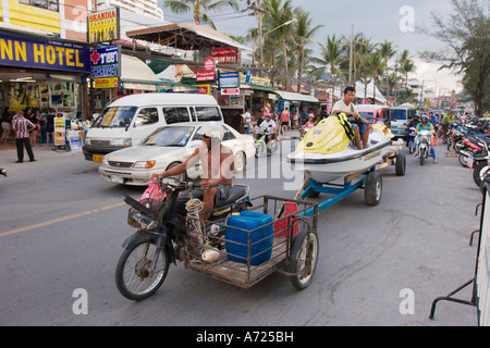 Wasser Scooter (Jet-Ski) am Anhänger gezogen auf der Hauptstraße von Patong. Insel Phuket, Thailand. Stockfoto