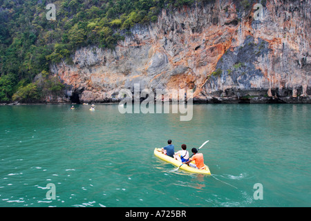 Kajakfahren in der Phang Nga Bucht. Thailand. Stockfoto