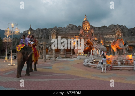 Touristen reiten auf Elefanten vor dem Palast der Elefanten. Phuket FantaSea Show, Insel Phuket, Thailand. Stockfoto