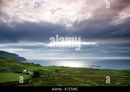 Abendlicht quillt heraus über Wolken über kleine Farm an einem Sommertag am Abend Balmeanach Isle of Mull, Schottland Stockfoto