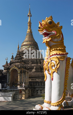 Chedi und mythischen Löwen Wächter Abbildung an der Eingangstür des Wat Chetawan Tempel. Chiang Mai, Thailand. Stockfoto