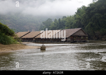 Jungle Rafts, ein schwimmendes Hotel auf dem River Kwai in Thailand. Stockfoto