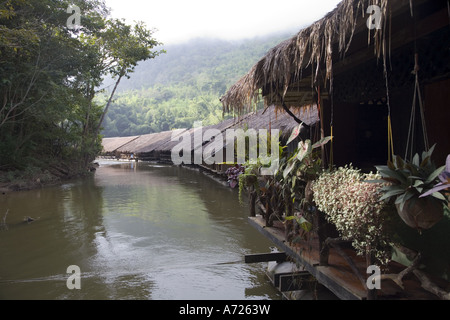 Jungle Rafts, ein schwimmendes Hotel auf dem River Kwai in Thailand. Stockfoto