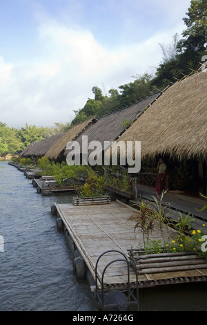 Jungle Rafts, ein schwimmendes Hotel auf dem River Kwai in Thailand. Stockfoto