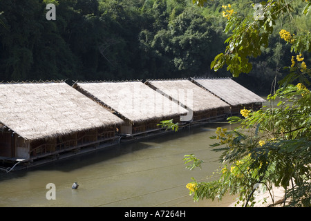 Jungle Rafts, ein schwimmendes Hotel auf dem River Kwai in Thailand. Stockfoto