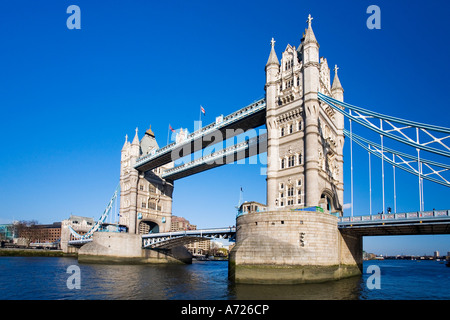 Tower Bridge über die Themse bei Sonne Sonnenschein und blauen Himmel London England UK United Kingdom GB Großbritannien britische Insel Stockfoto