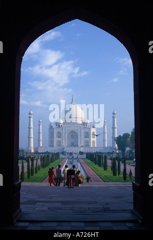 Taj Mahal-Mausoleum gesehen durch Torbogen im frühen Morgenlicht Agra Uttar Pradesh Indien Asien Stockfoto