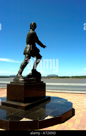 Statue von George Rogers Clark auf dem Belvedere mit Blick auf den Ohio River in Richtung Indiana in Louisville Kentucky Stockfoto